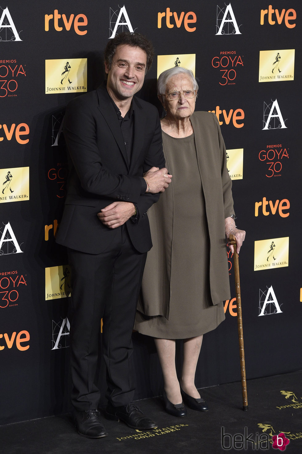 Daniel Guzmán y su abuela Antonia Guzmán en la cena de los nominados a los Premios Goya 2016