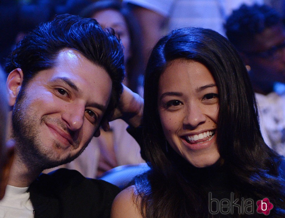 Gina Rodriguez y Ben Schwartz, su primera imagen de pareja