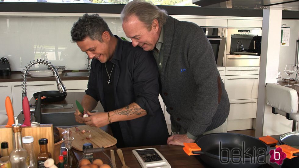 Bertín Osborne y Alejandro Sanz cocinando en 'En la tuya o en la mía'