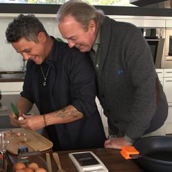 Bertín Osborne y Alejandro Sanz cocinando en 'En la tuya o en la mía'