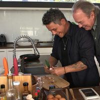 Bertín Osborne y Alejandro Sanz cocinando en 'En la tuya o en la mía'