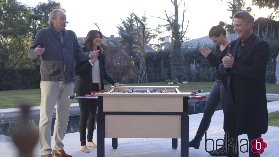 Bertín Osborne, Alejandra Ortiz, Fabiola Martínez y Alejandro Sanz jugando al futbolín en 'En la tuya o en la mía'