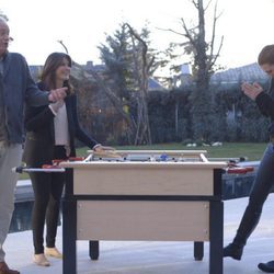 Bertín Osborne, Alejandra Ortiz, Fabiola Martínez y Alejandro Sanz jugando al futbolín en 'En la tuya o en la mía'