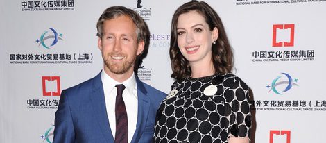 Anne Hathaway con su marido Adam Shulman en The Los Angeles Fine Art Show 2016