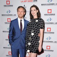 Anne Hathaway con su marido Adam Shulman en The Los Angeles Fine Art Show 2016