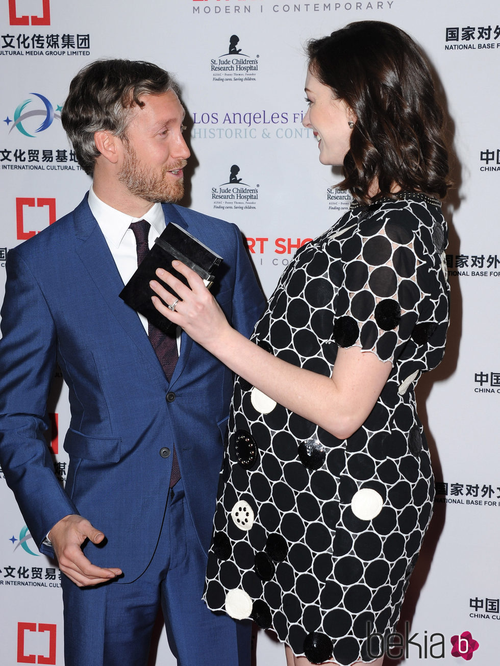 Anne Hathaway intercambia miradas con su marido Adam Shulman en The Los Angeles Fine Art Show 2016