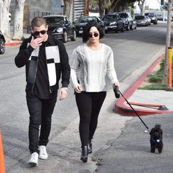 Demi Lovato y Nick Jonas, de paseo con el perro del cantante