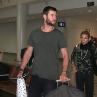 Elsa Pataky y Chris Hemsworth en el aeropuerto de Brisbane