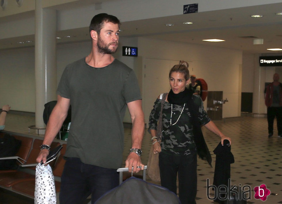 Elsa Pataky y Chris Hemsworth en el aeropuerto de Brisbane