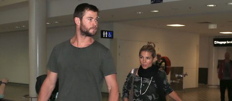 Elsa Pataky y Chris Hemsworth en el aeropuerto de Brisbane