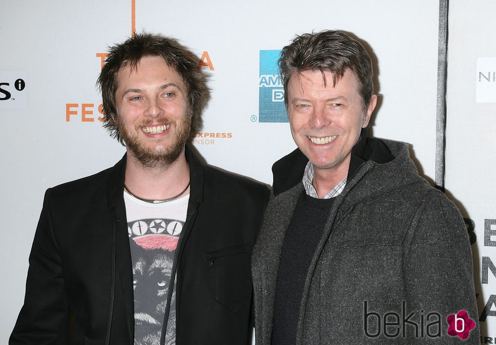 David Bowie y su hijo, Duncan Jones, en la presentación de 'Moon'