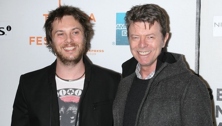 David Bowie y su hijo, Duncan Jones, en la presentación de 'Moon'