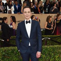 JIm Parsons en la alfombra roja de los SAG 2016