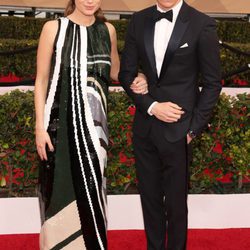 Eddie Redmayne y Hannah Bagshawe en la alfombra roja de los SAG 2016