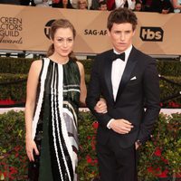 Eddie Redmayne y Hannah Bagshawe en la alfombra roja de los SAG 2016