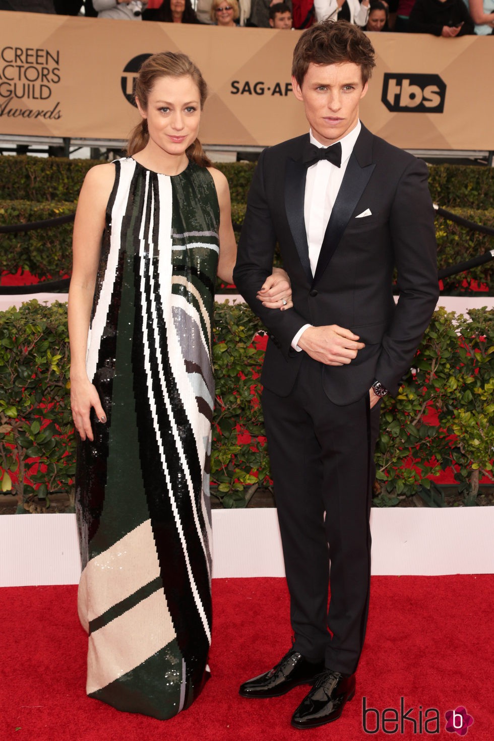 Eddie Redmayne y Hannah Bagshawe en la alfombra roja de los SAG 2016