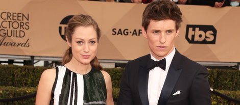 Eddie Redmayne y Hannah Bagshawe en la alfombra roja de los SAG 2016