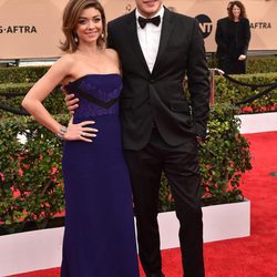 Sarah Hyland y Dominic Sherwood en la alfombra roja de los SAG 2016