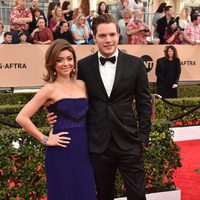 Sarah Hyland y Dominic Sherwood en la alfombra roja de los SAG 2016