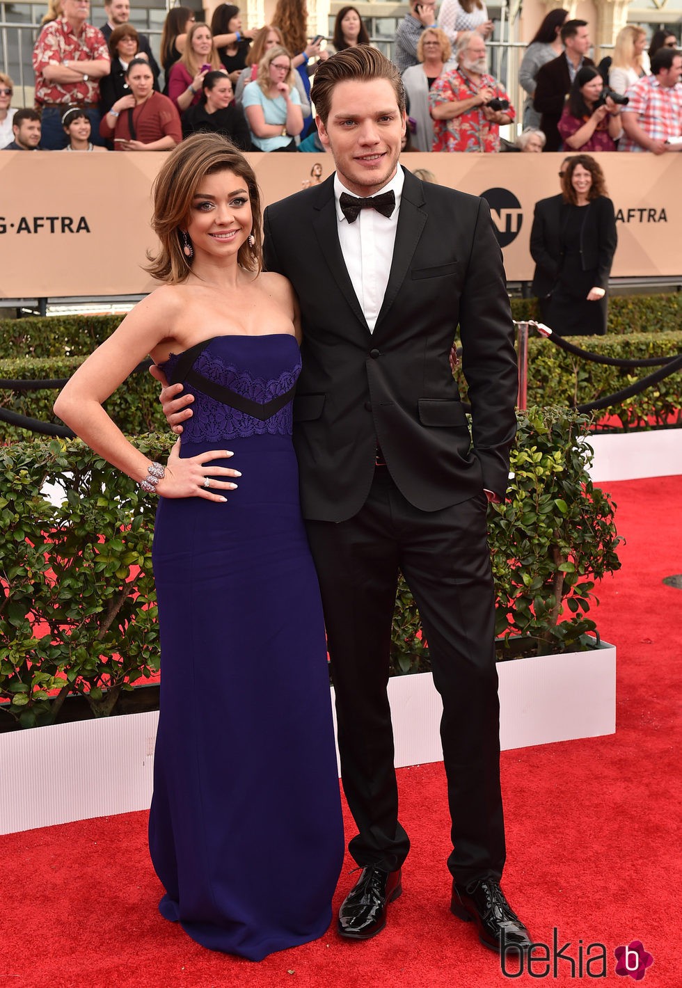 Sarah Hyland y Dominic Sherwood en la alfombra roja de los SAG 2016