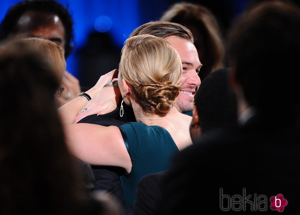 Kate Winslet abraza a Leonardo DiCaprio en los SAG 2016