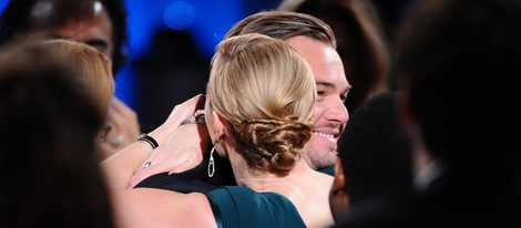 Kate Winslet abraza a Leonardo DiCaprio en los SAG 2016