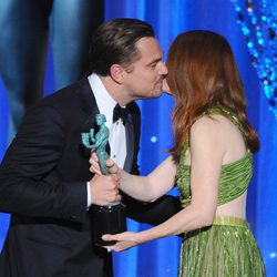 Leonardo DiCaprio besa a Julianne Moore tras recibir su SAG 2016