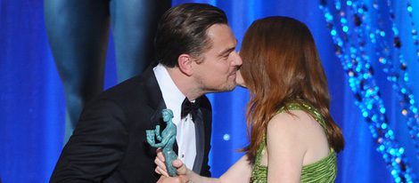 Leonardo DiCaprio besa a Julianne Moore tras recibir su SAG 2016