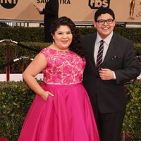 Rico Rodriguez y Raini Rodriguez en la alfombra roja de los SAG 2016