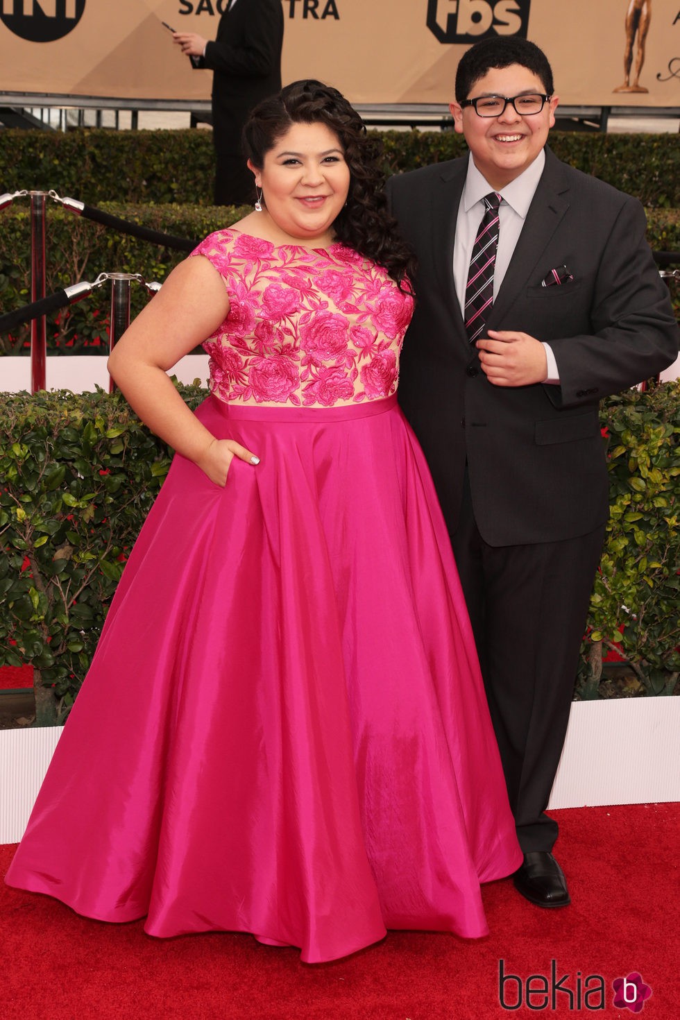 Rico Rodriguez y Raini Rodriguez en la alfombra roja de los SAG 2016