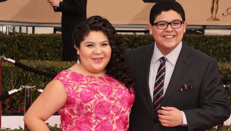 Rico Rodriguez y Raini Rodriguez en la alfombra roja de los SAG 2016