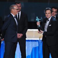 Mark Ruffalo recoge el galardón para 'Spotlight' en los SAG 2016