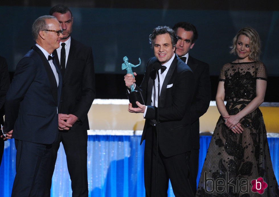 Mark Ruffalo recoge el galardón para 'Spotlight' en los SAG 2016