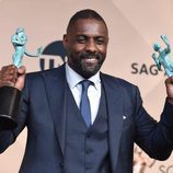 Idris Elba con sus dos Premios del Sindicato de Actores 2016