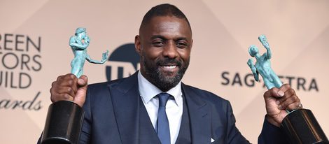 Idris Elba con sus dos Premios del Sindicato de Actores 2016