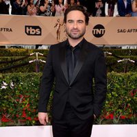 Johnny Galecki en la alfombra roja de los SAG 2016