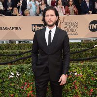 Kit Harington en la alfombra roja de los SAG 2016