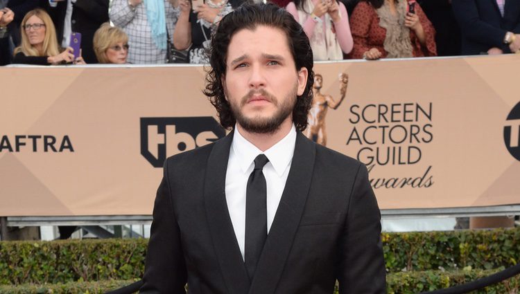 Kit Harington en la alfombra roja de los SAG 2016