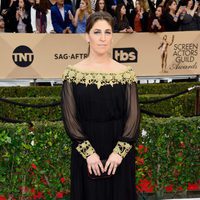 Mayim Bialik en la alfombra roja de los SAG 2016