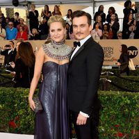 Rupert Friend y Aimee Mullius en la alfombra roja de los SAG 2016