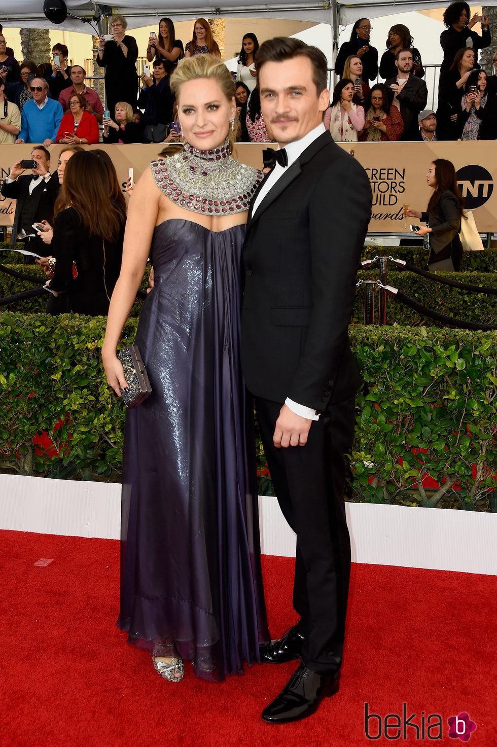 Rupert Friend y Aimee Mullius en la alfombra roja de los SAG 2016