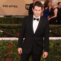 Derek Cecil en la alfombra roja de los SAG 2016