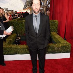 Simon Helberg en la alfombra roja de los SAG 2016