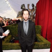 Simon Helberg en la alfombra roja de los SAG 2016