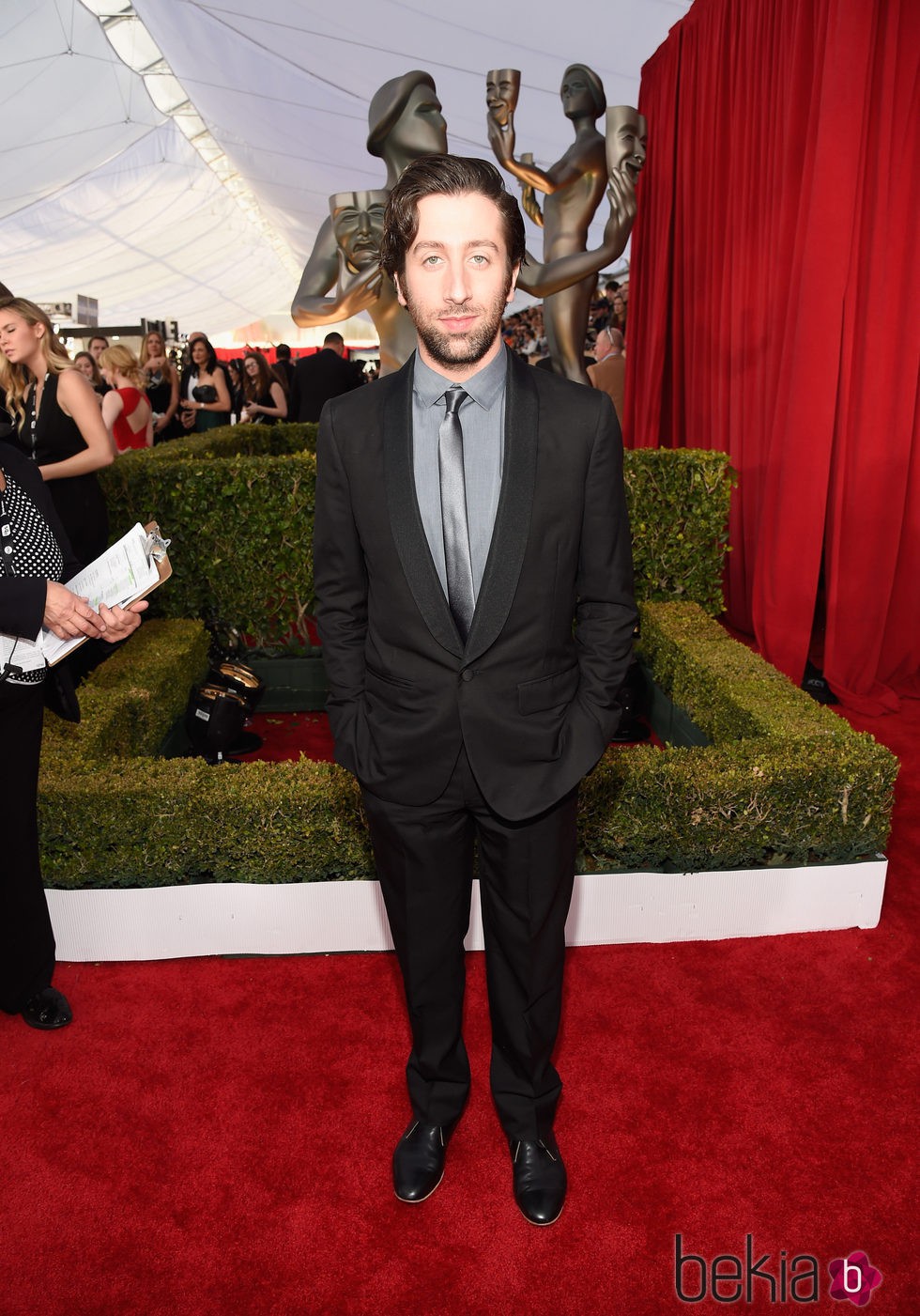 Simon Helberg en la alfombra roja de los SAG 2016