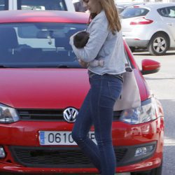 Irene Rosales con su hija Ana en brazos en Sevilla