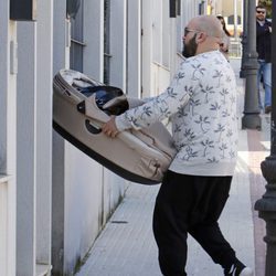 Kiko Rivera con la capota del cochecito de su hija Ana