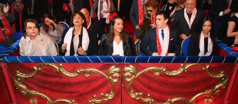 Estefanía de Mónaco con sus hijos Camille Gottlieb, Pauline y Louis Ducruet y Marie, la acompañante de Louis, en unos premios de circo