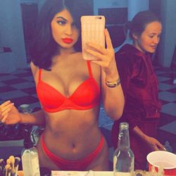 Kylie Jenner posando en ropa interior roja