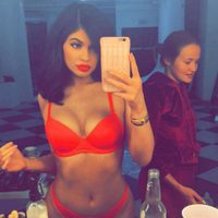 Kylie Jenner posando en ropa interior roja